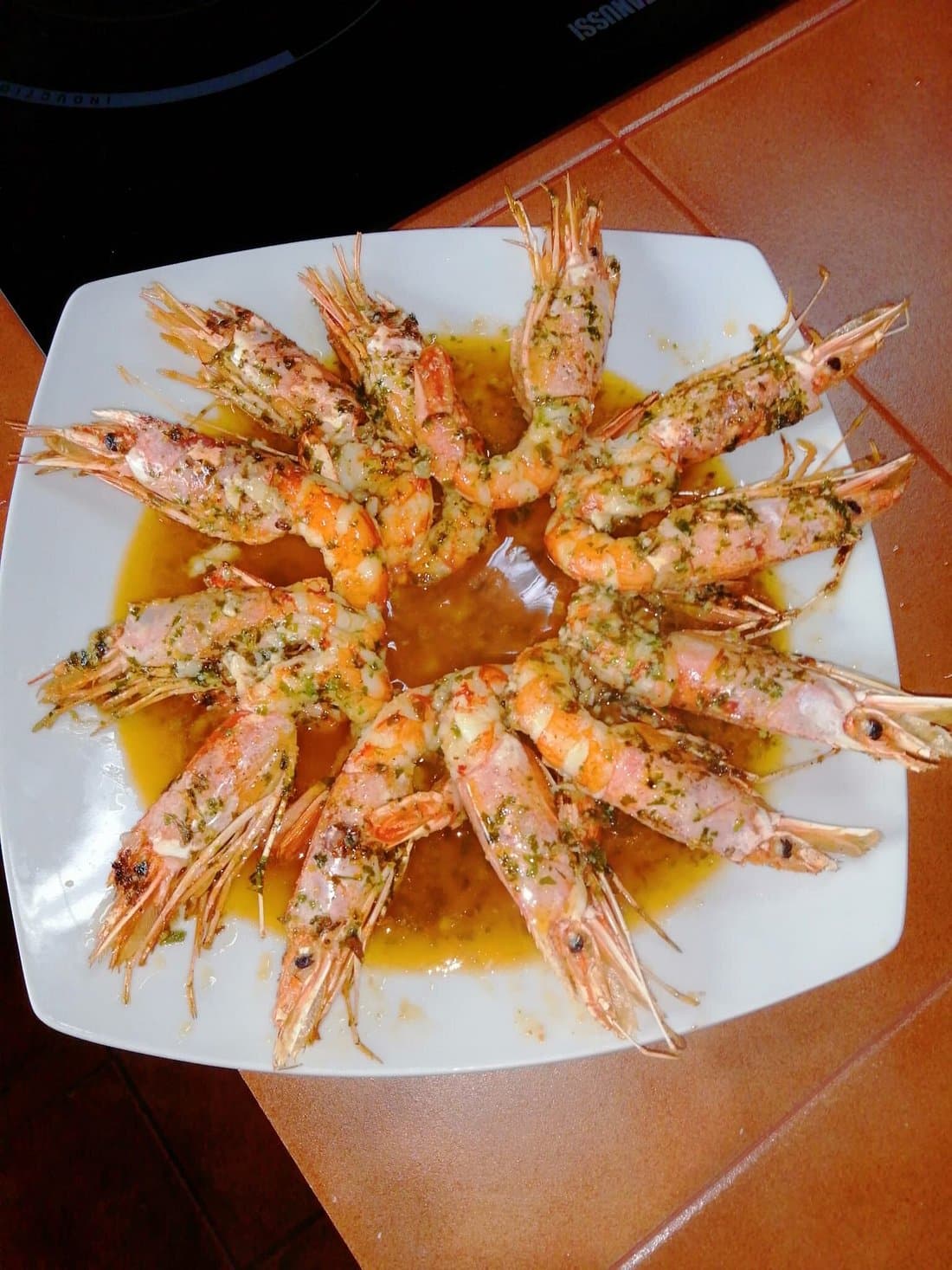 Langostinos a la plancha recién servidos